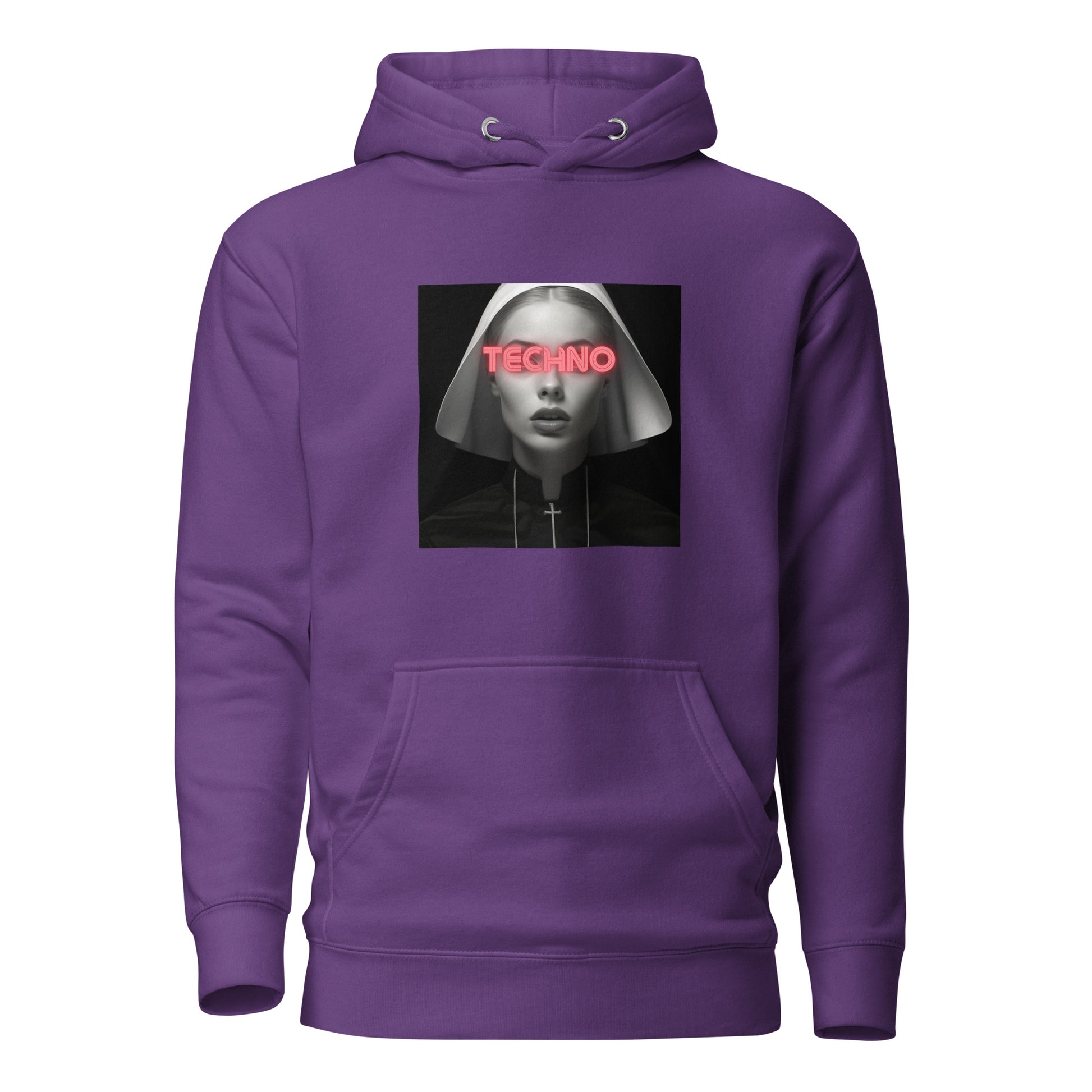 Das Bild zeigt einen lila Unisex-Premium-Hoodie, auf dem das bereits beschriebene Design mit der Person, die ein futuristisches und techno-inspiriertes Erscheinungsbild hat, prangt. Die Person trägt einen weißen Kopfschmuck, der an eine Nonnenhaube erinnert, und das leuchtend rote Neon-Wort „TECHNO“ schwebt über ihren Augen. Der Druck befindet sich zentral auf der Vorderseite des Hoodies und hebt sich deutlich von dem schwarzen Stoff ab. Der Hoodie hat eine Kängurutasche und eine Kapuze mit Kordelzug, 